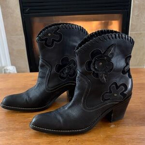 Preview Floral Embroidered Women's Western boots, size 9
